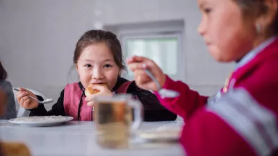 一名女孩食用健康午餐。
