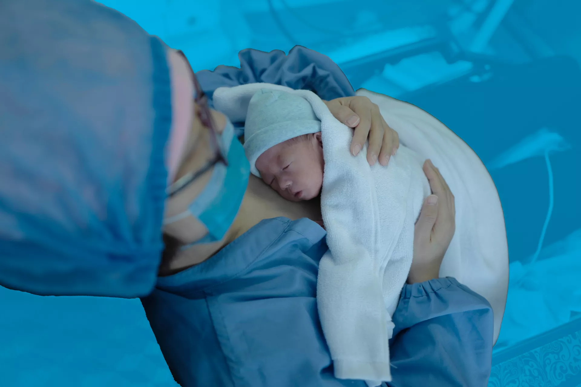 在中国宁夏医科大学附属医院新生儿重症监护病房（NICU），一位母亲为她的新生儿提供袋鼠式护理（KMC）。