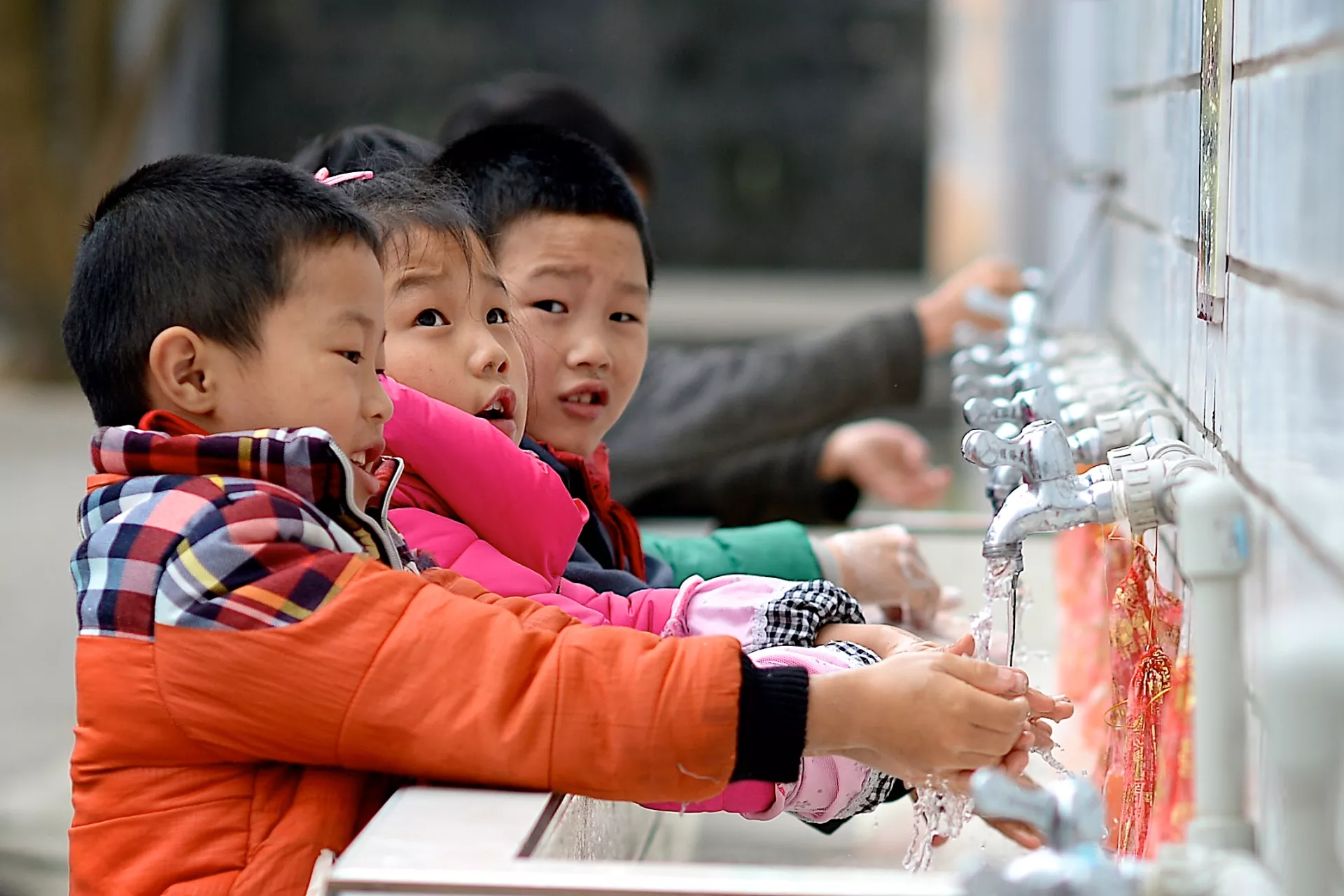 2015年，孩子们在重庆忠县的一所小学内洗手。