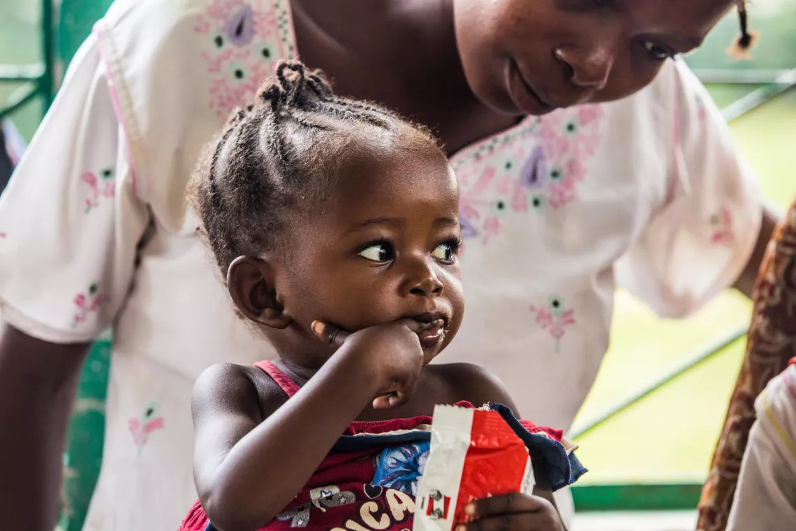 在刚果（金）西开赛省卡南加的Mama Mwilu保健中心，一名女童通过食用治疗性即食营养食品治疗营养不良。 