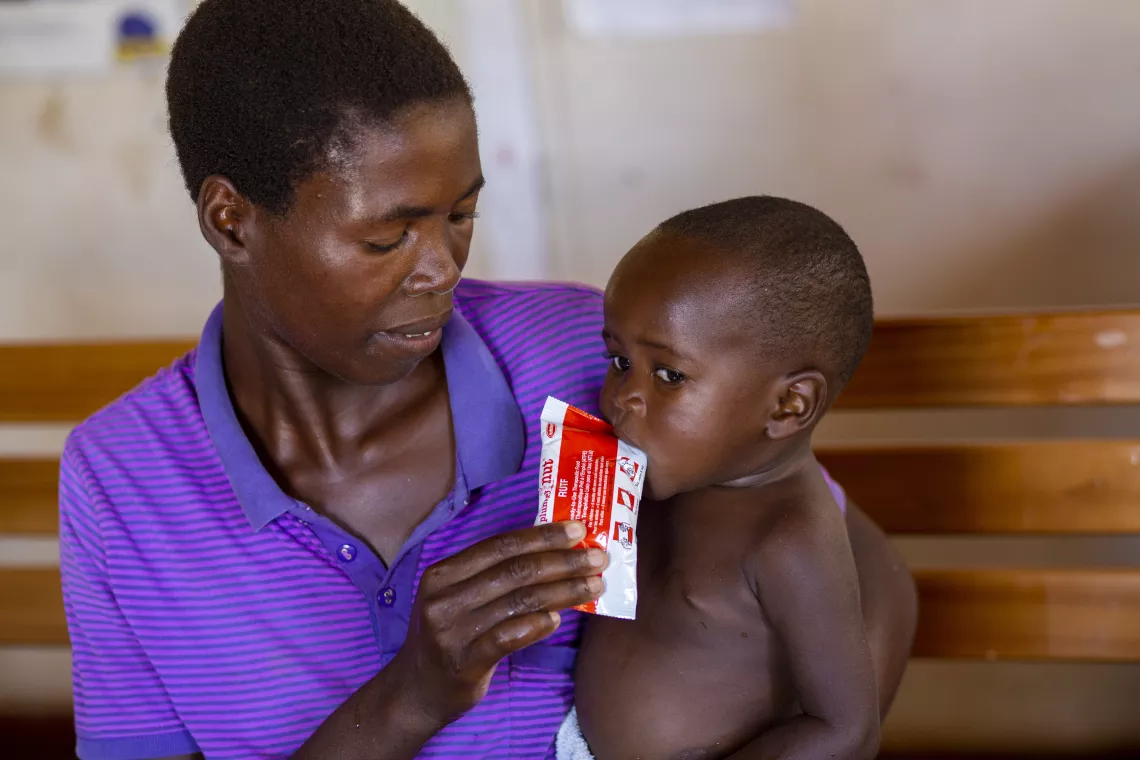 “伊代”气旋后，一名儿童正在接受治疗性即食营养食品（RUTF）治疗。