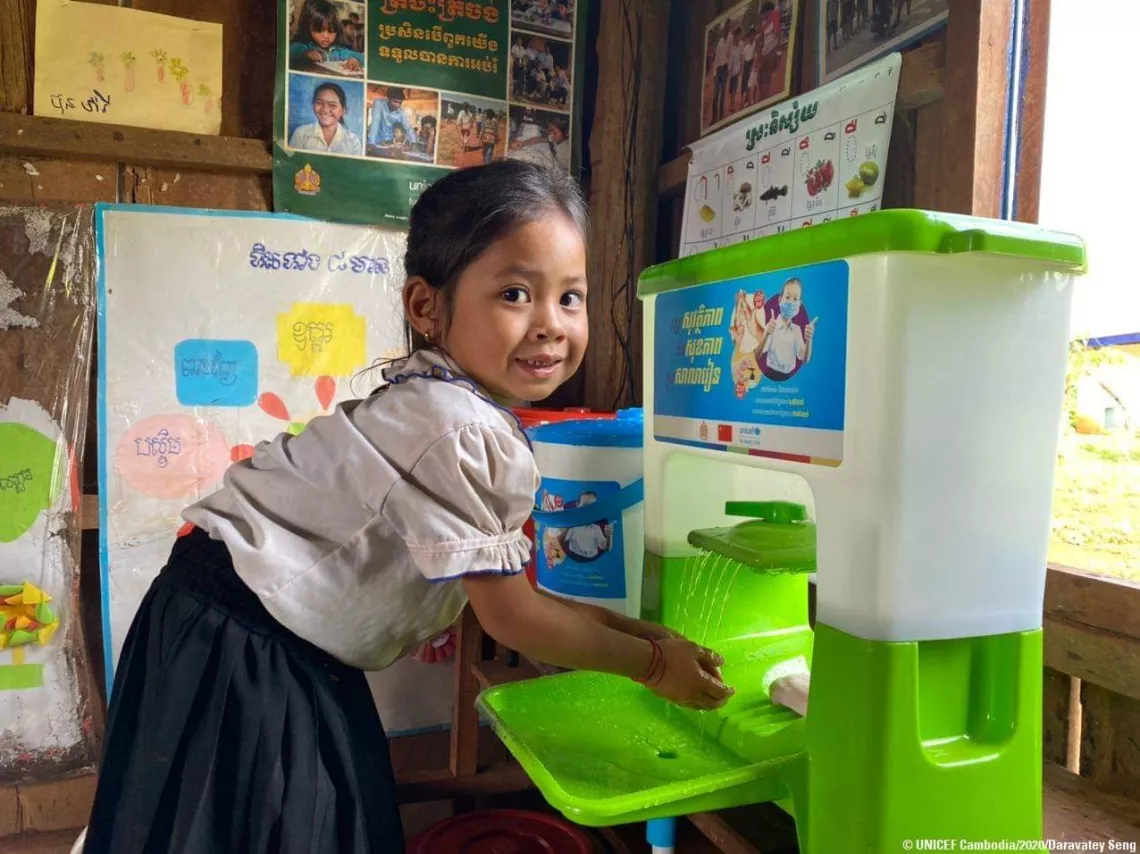 在中国的支持下，得益于项目提供的水、环境卫生和个人卫生用品，柬埔寨学龄前儿童在2019冠状病毒病大流行期间安全返校。