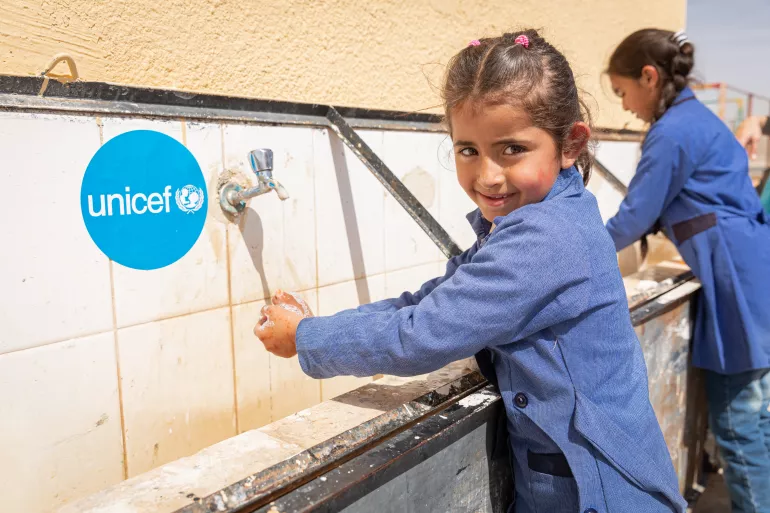 Al Khader小学的孩子们正在洗手。