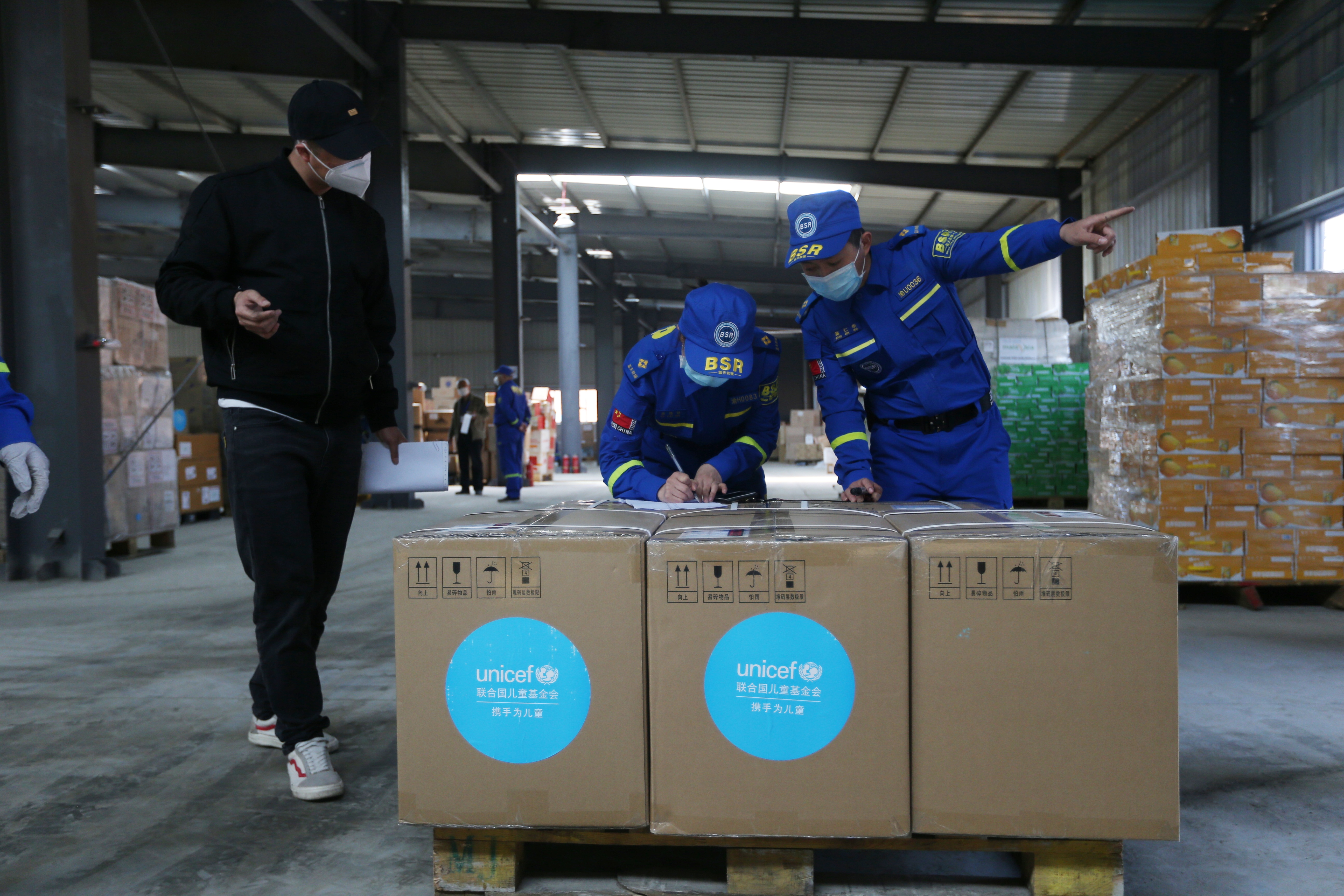 2020年3月18日，在武汉市湖北省慈善总会疫情防控捐赠物资联合应急仓库里，志愿者们点收由联合国儿童基金会捐赠的物资。