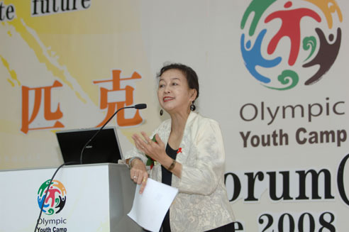 联合国儿童基金会驻华办事处代表魏英瑛博士在北京2008奥林匹克青年营青年论坛上发言。