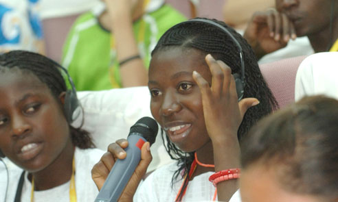 一名来自尼日利亚的奥林匹克青年营代表与在场青年分享她在促进女性平等方面的想法。