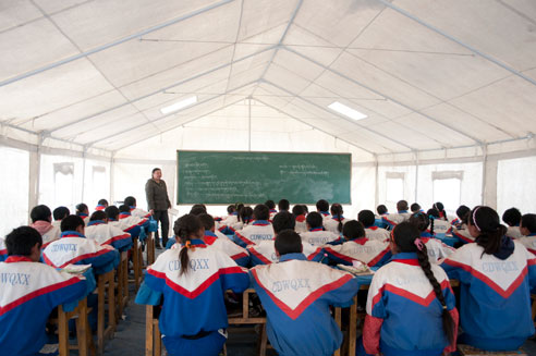 2010年5月11日，称多县中心完小的学生们正在联合国儿童基金会提供的防寒学校用帐篷内学习藏文。