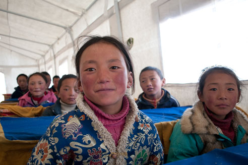 2010年5月11日，称多县中心完小的学生们正在联合国儿童基金会提供的防寒学校用帐篷内学习藏文。