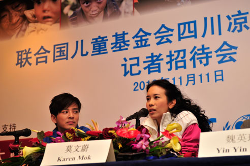联合国儿童基金香港委员会大使莫文蔚在记者招待会上讲述此次探访凉山州贫困地区妇女儿童的感受。