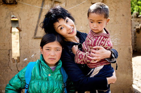 2011年5月中旬，联合国儿童基金会中国大使张曼玉探望了一家独自生活的孤儿姐弟。
