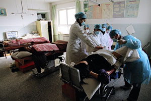 一名产妇正在医院内进行分娩。