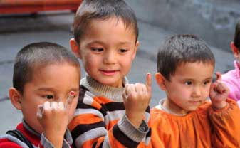 接种了疫苗的孩子展示他们的红指甲。