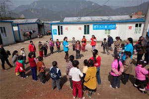 儿童友好家园组织临时安置点内的孩子们参加集体游戏。