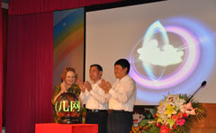 教育部部长袁贵仁先生（中）、联合国儿童基金会驻华代表麦吉莲女士（左）和北京市副市长洪峰先生共同开通科学育儿网站。