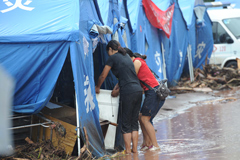 地震和暴雨造成了生活在云南偏远地区数以千计的家庭流离失所，居住在临时安置的帐篷里。