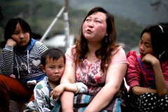 2013年4月21日，四川省芦山县磨刀，受地震影响的母亲和孩子们。