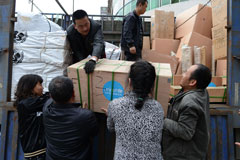 位于四川省西南部的天全县，工作人员从运送援助物资的车上卸货，这些物资是搭建儿童友好家园所需物品和装备，用以帮助受雅安芦山地震影响的儿童。