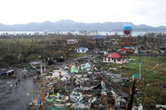 超强台风“海燕”和它带来的强烈暴风雨摧毁了菲律宾塔克洛班市的房屋。