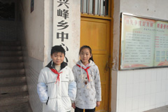 重庆市忠县兴峰小学六年级学生邹梦阳（左）和范瑶瑶。