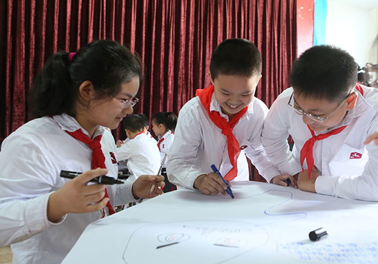 Rural students participate in class activities at a Social Emotional Learning demo lesson in Zhong County, Chongqing.