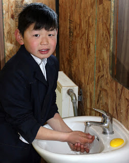 10岁的Baljinnyam Batdorj正在库苏古尔省Tunel Soum学校使用可移动卫生间。
