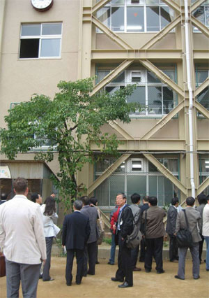 2008年10月，联合国儿童基金会组织了一个由教育部门领导以及技术专家组成的代表团对日本进行了考察访问，学习学校建设方面的最佳实践。