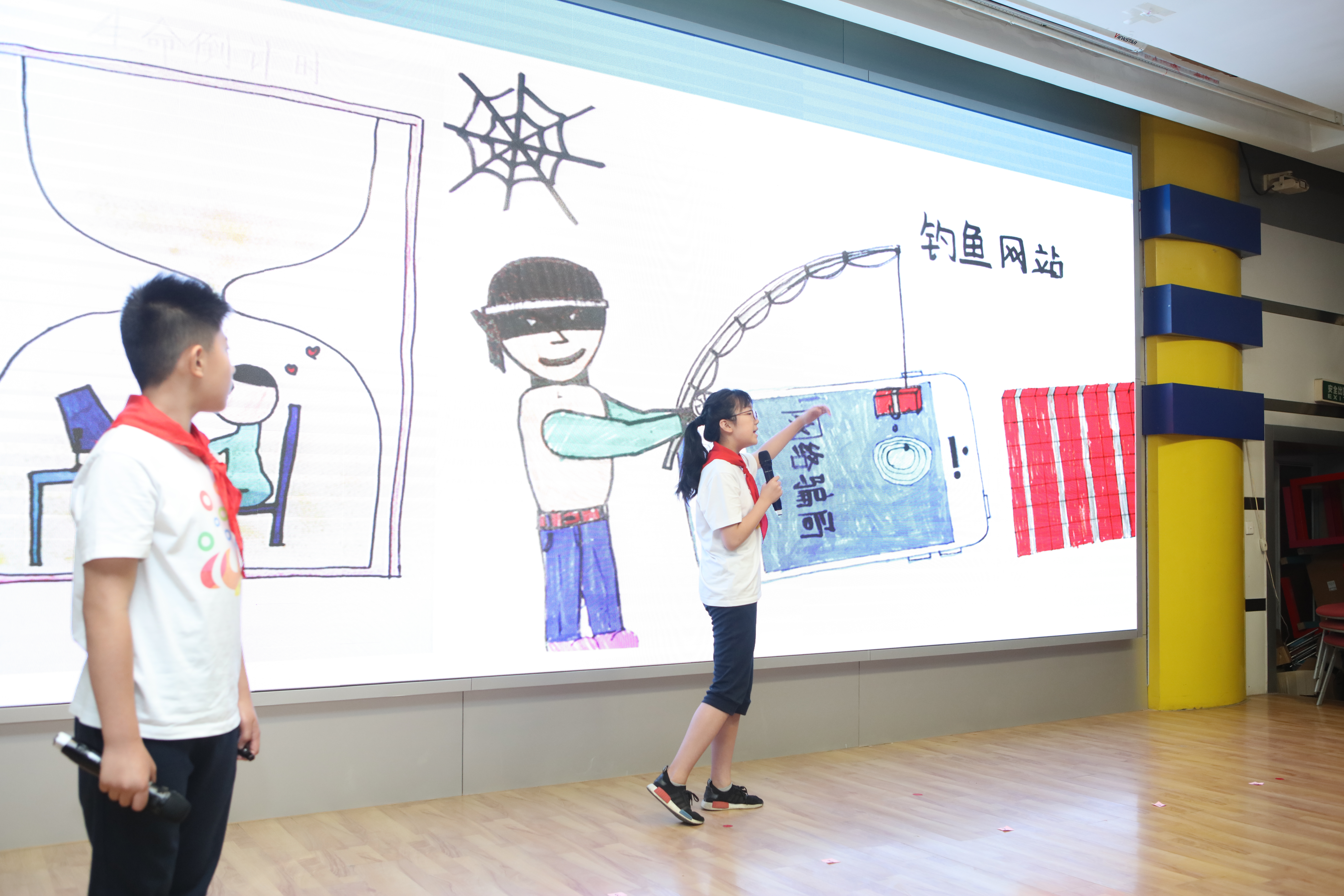 2018年6月1日，北京市东城区东四十四条小学的学生王钰博（左）和李晗宇（右）在“破除网茧我参与，我与网络共成长”六一儿童论坛上展示他们与同学就儿童上网所做的调研结果。