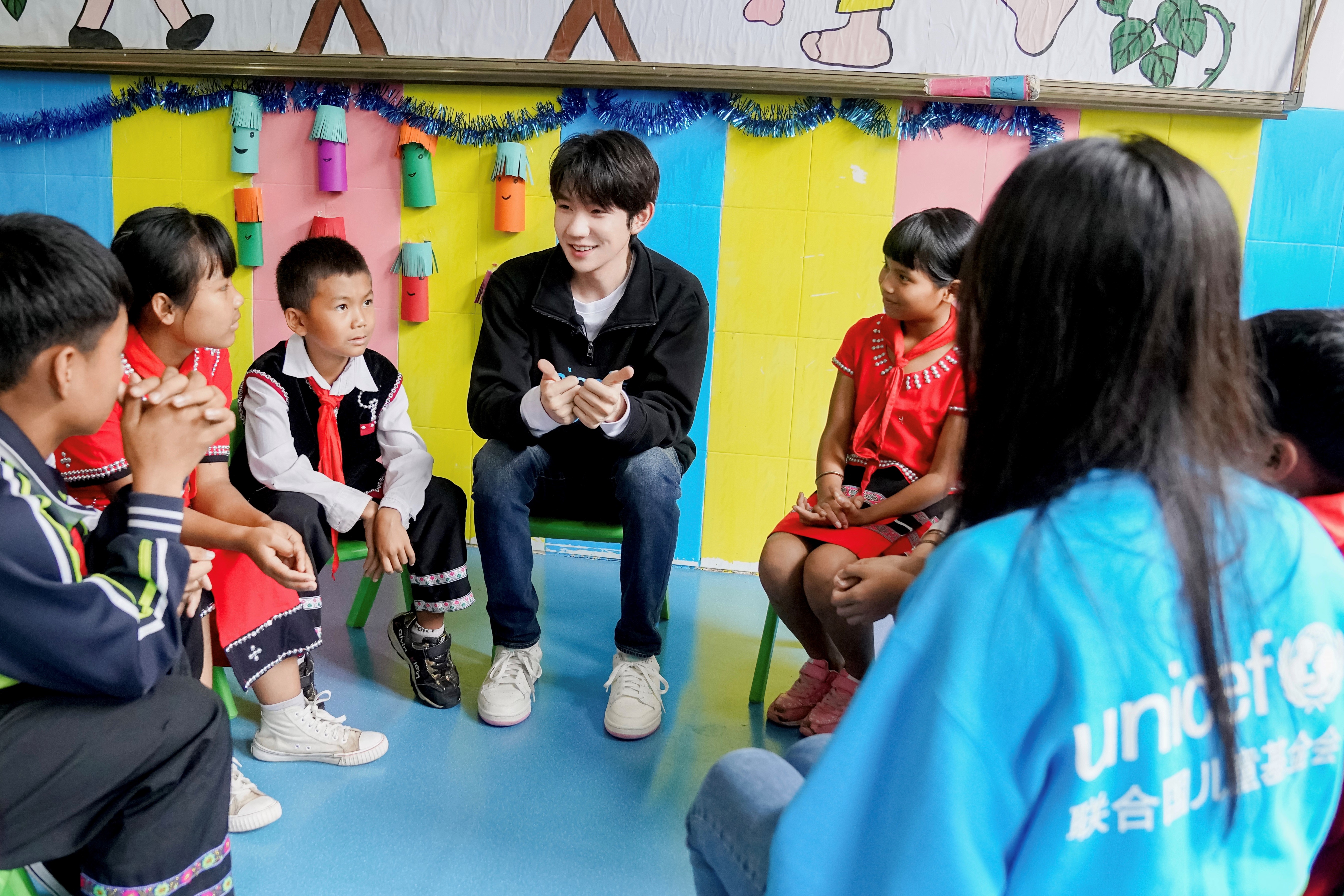 2019年7月13日，在对云南省沧源县新寨小学的探访中，联合国儿童基金会大使王源与学生们分享自己对如何应对欺凌问题的看法。