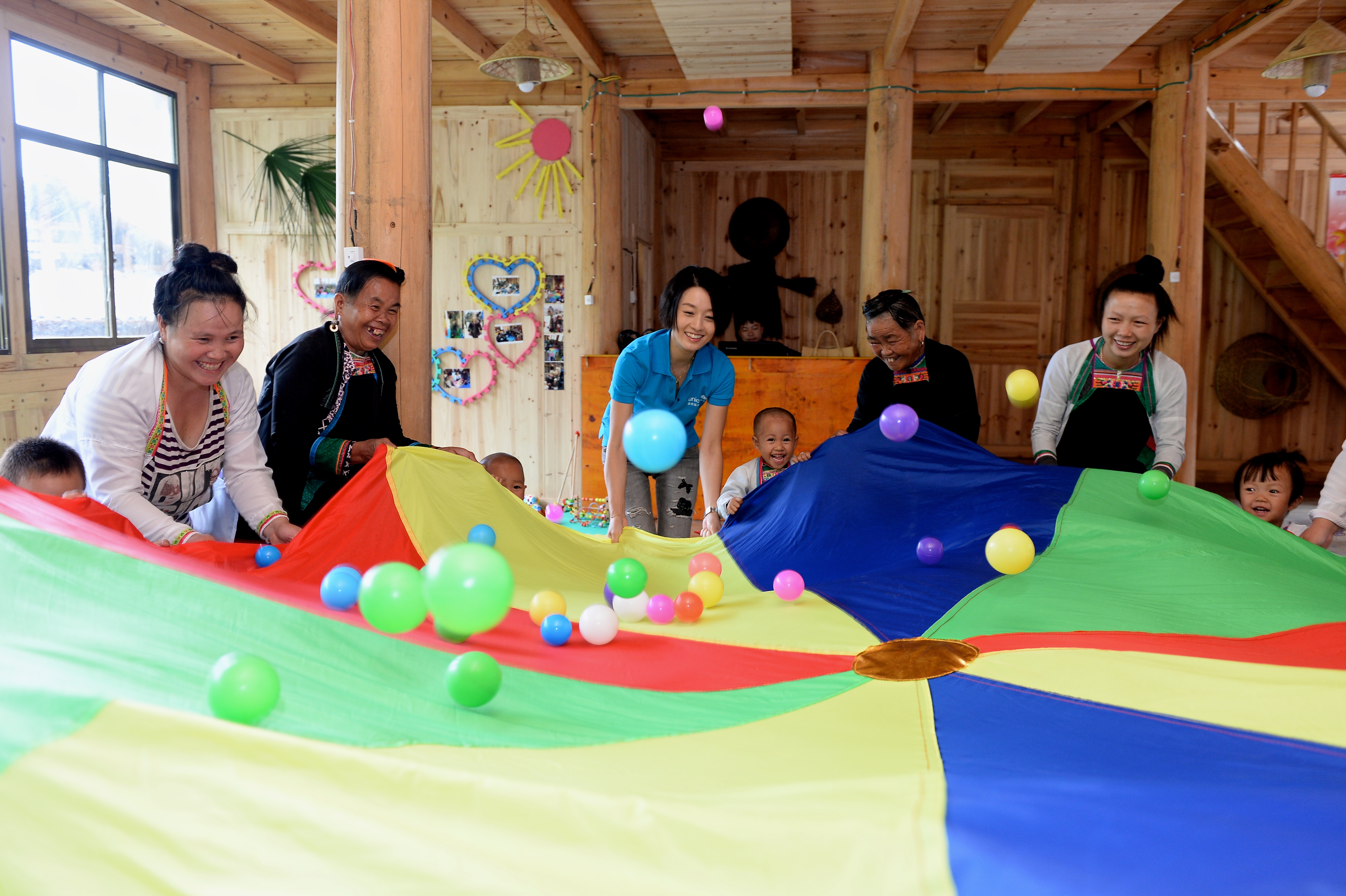 2016年9月初，联合国儿童基金会大使马伊琍在贵州省黎平县黄冈村参与儿童早期综合发展项目儿童活动中心志愿者组织的亲子游戏。