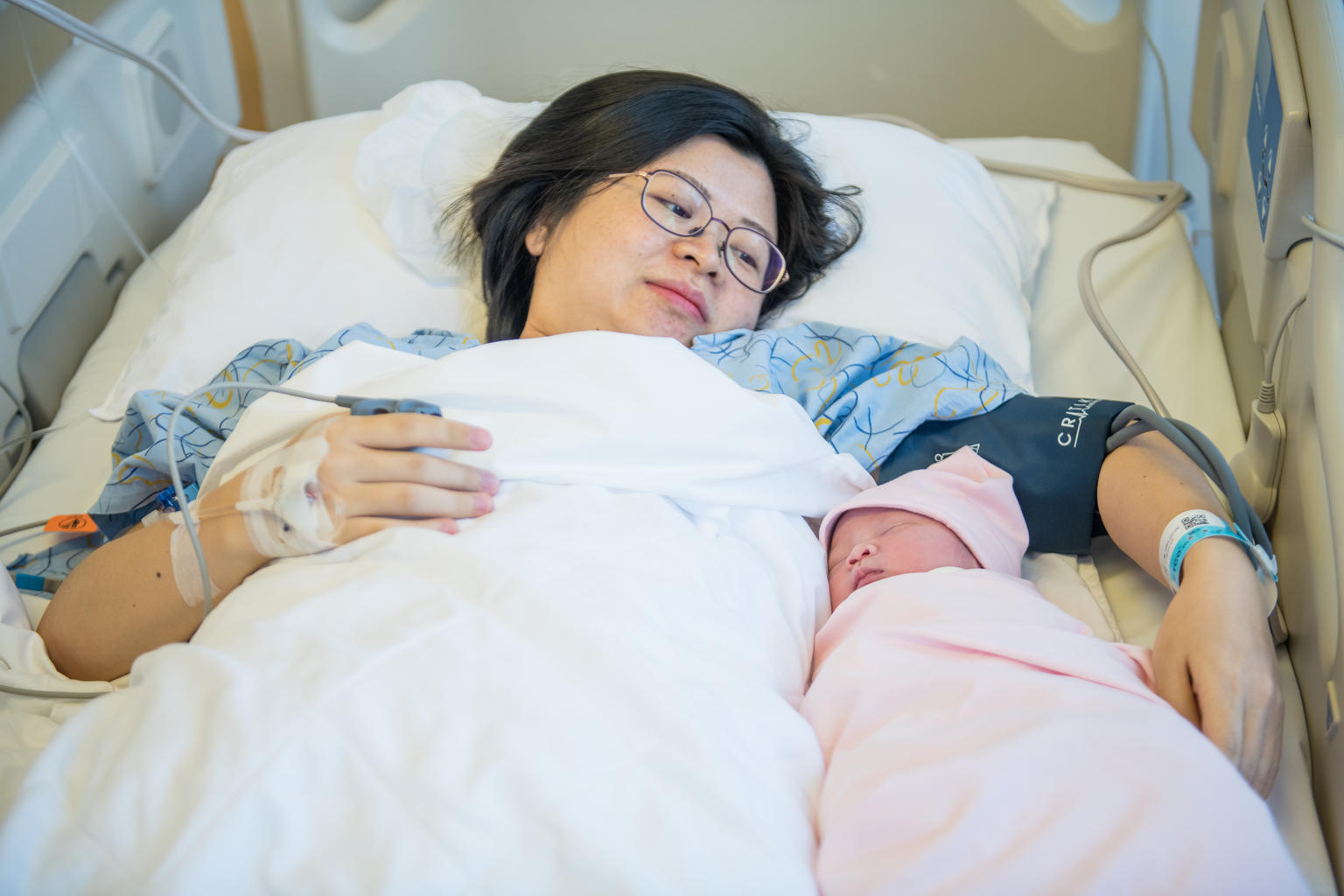 2019年1月1日，妈妈徐慧（音译）躺在刚刚出生的二女儿李欣瑶（音译）身边休息。