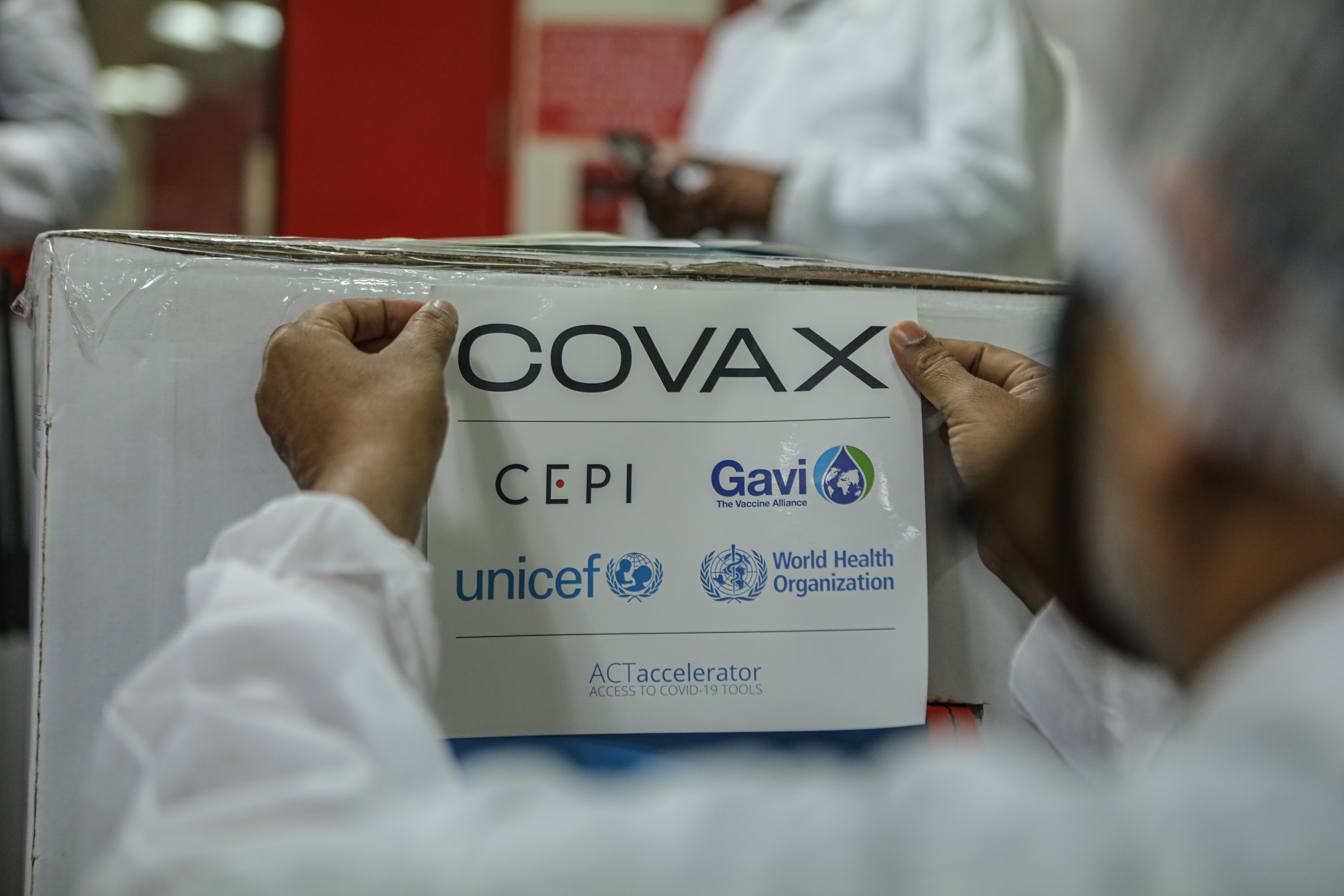 2021年2月23日，印度西部马哈拉施特拉邦的浦那市的一家工厂内，一名工作人员正在包装并准备运送装有用于COVAX计划的2019冠状病毒病疫苗的箱子。