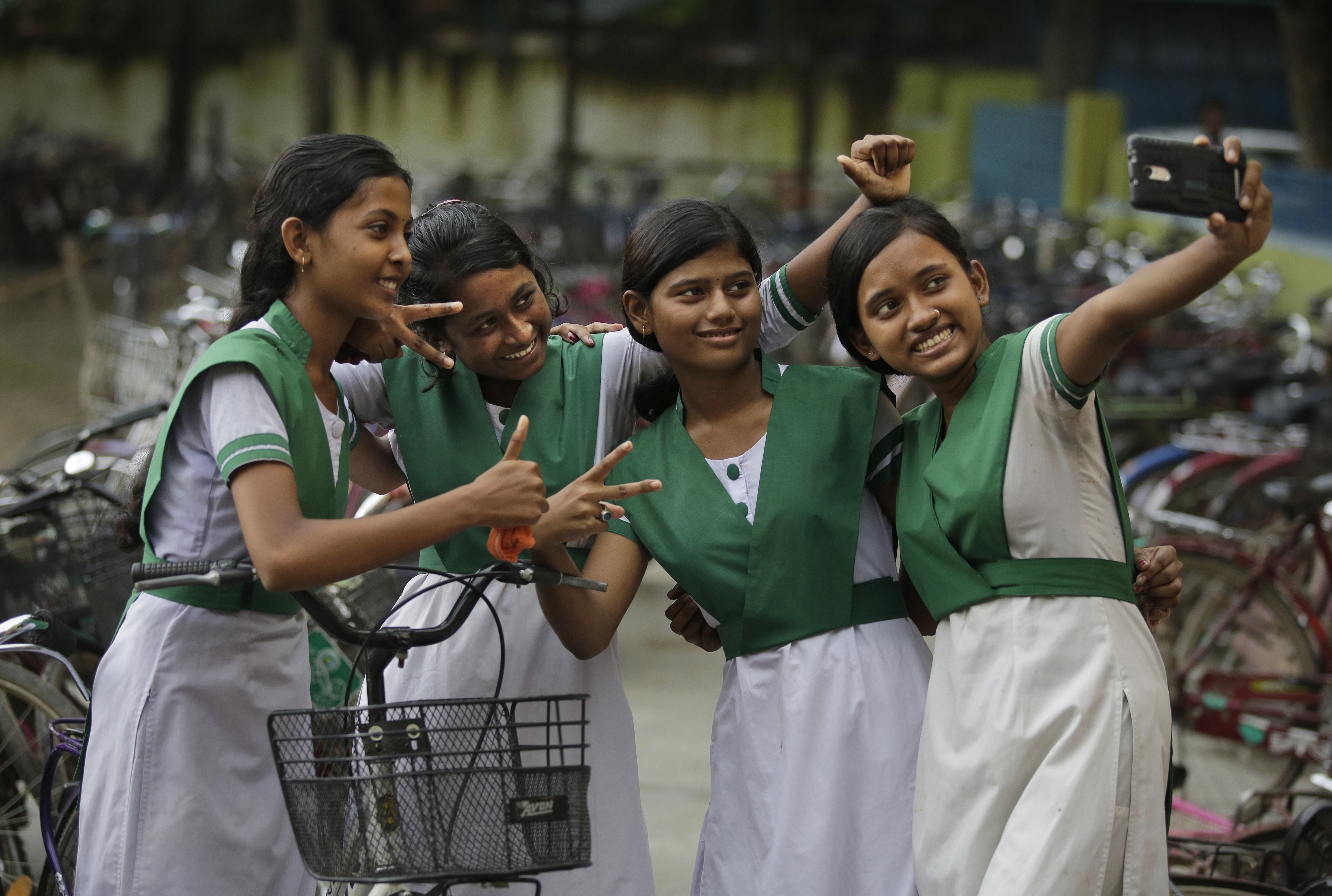 2016年9月6日，在West Bengal，Gaighata，Chandpara的学校女生们在自拍。