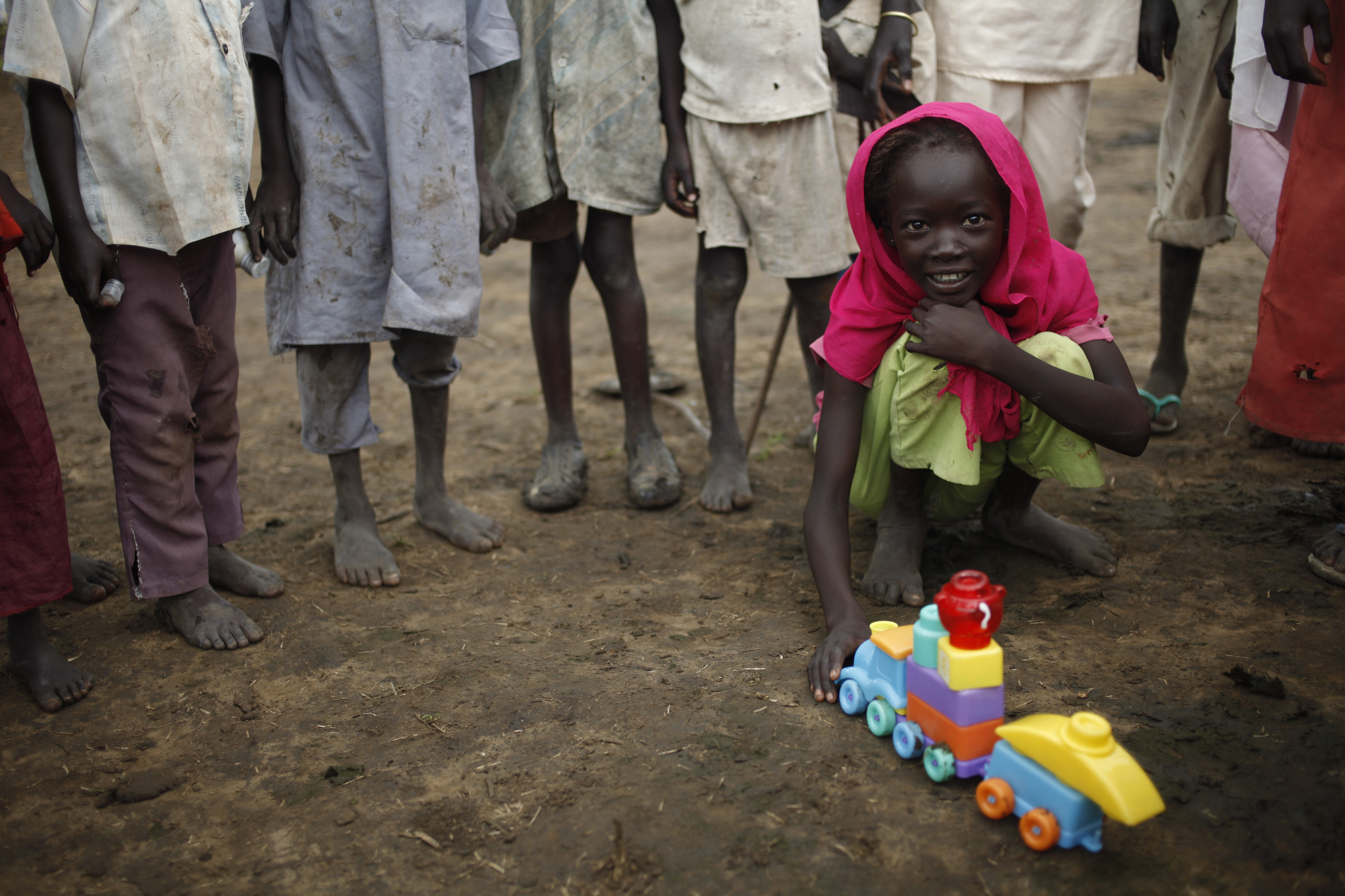 苏丹女孩Layla Saleh （8岁），正在收容所的儿童友好家园里玩玩具火车。