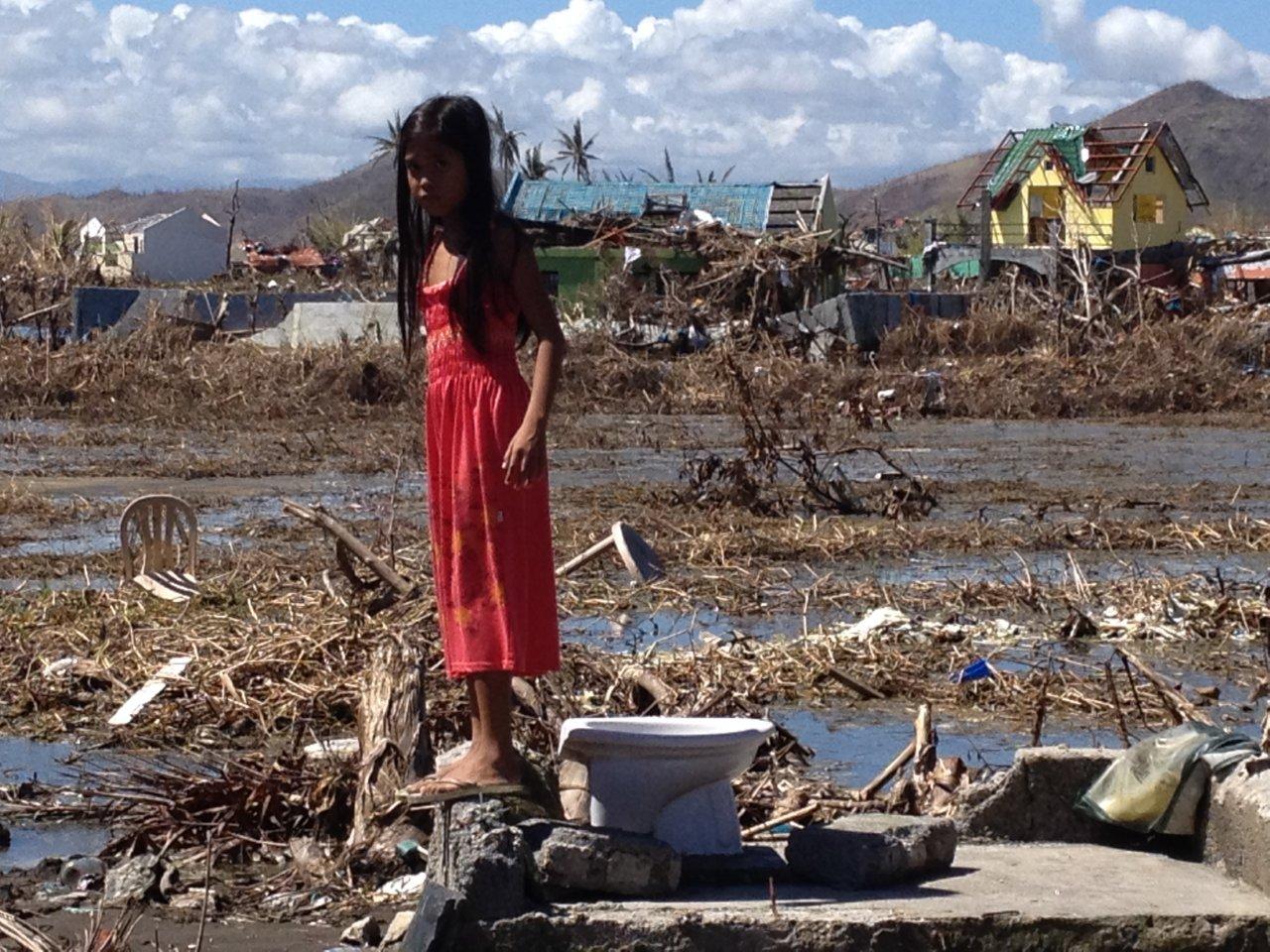 菲律宾女孩Apple Joy Agojero（10岁）回到她以前的家。