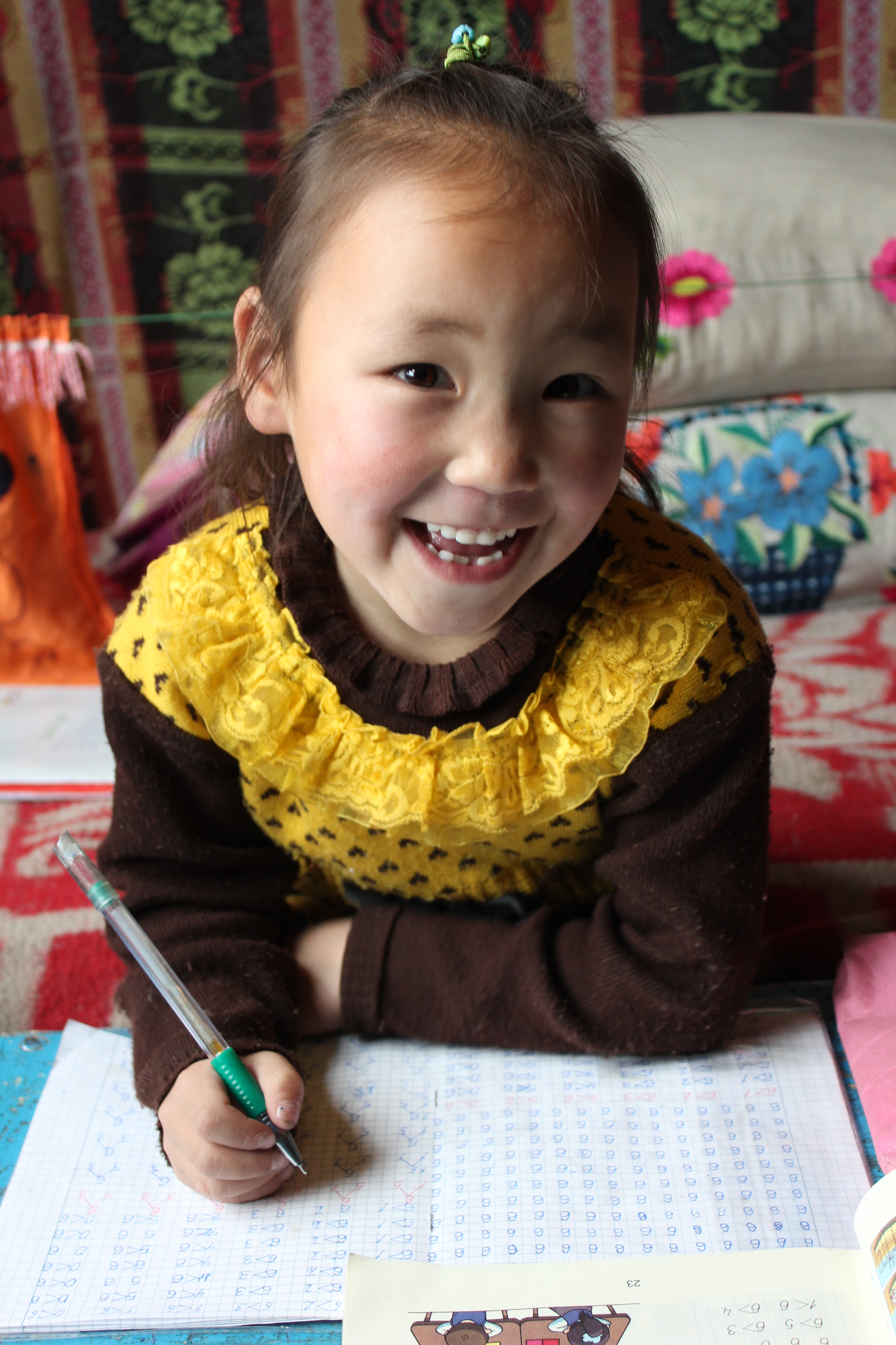 6岁的Ulziichimeg生活在蒙古库苏古尔省，是当地的“驯鹿民族”。
