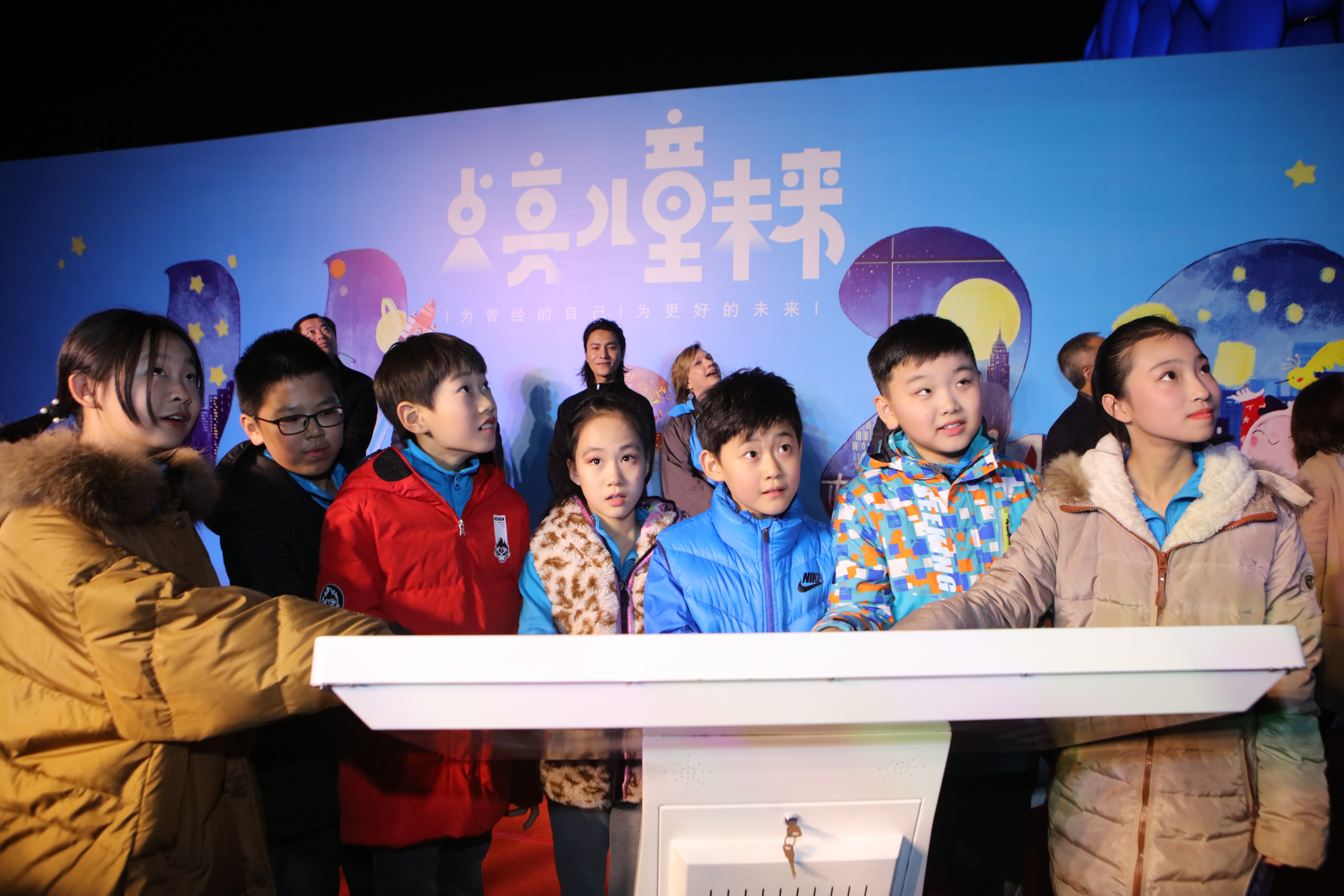 2018年11月20日，儿童触动触屏，以象征儿童友好的蓝色点亮了国家游泳中心（“水立方”）的外墙，以此庆祝世界儿童日。