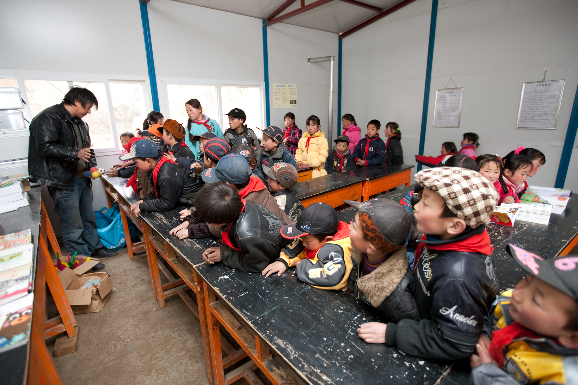 西和县草川小学的孩子们排队到老师那里登记使用由联合国儿童基金会提供的体育用品。