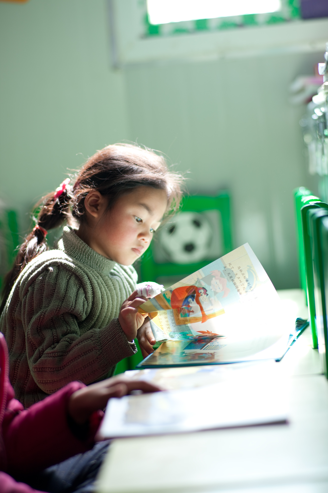 在安县沸水镇儿童友好家园，一位女孩正在专注地阅读。
