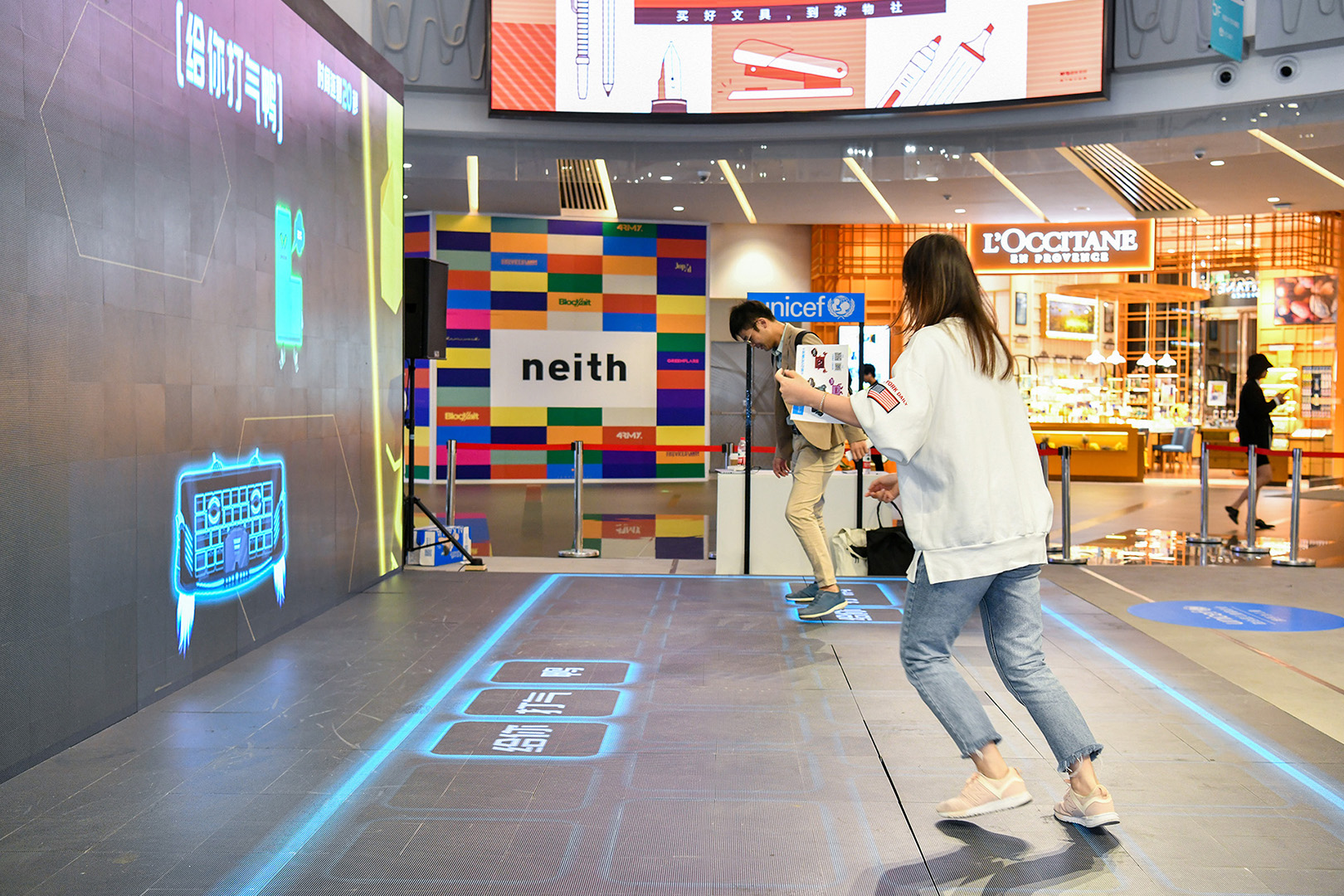 10月初，在上海一家商场内，两名年轻人在一座大型的“善意键盘”互动装置上，以键盘上出现的善意信息，消除大屏上象征网络欺凌的怪兽。
