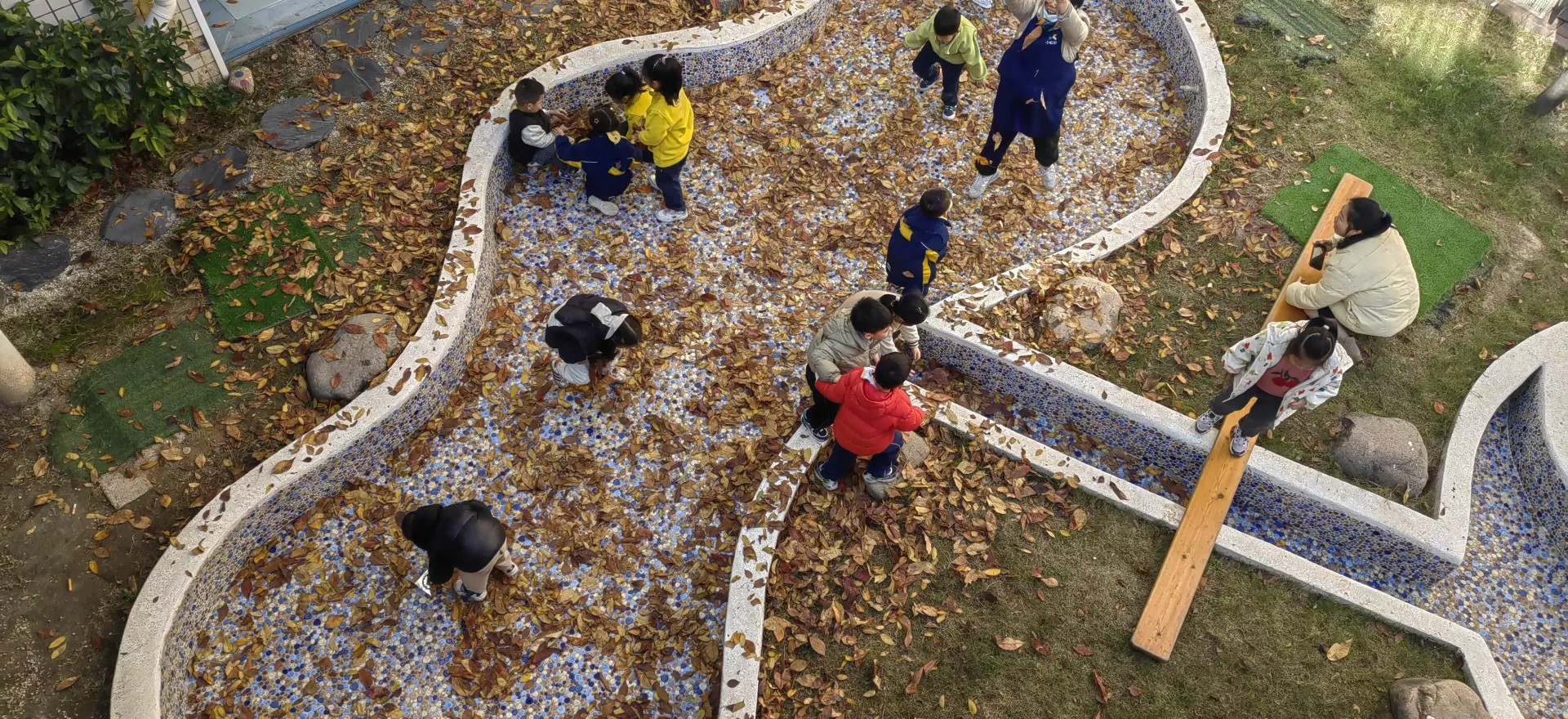 在义乌的儿童友好幼儿园，孩子们在自然游戏区玩耍