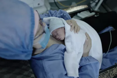 在中国宁夏医科大学附属医院新生儿重症监护病房（NICU），一位母亲为她的新生儿提供袋鼠式护理（KMC）。
