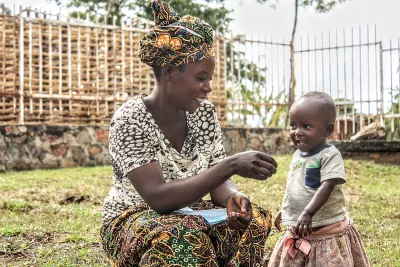 在刚果民主共和国东部，玛丽塔很高兴地看到她的女儿克服营养不良。