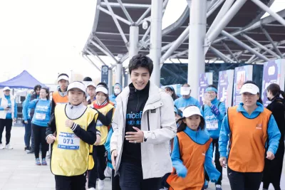 陈坤在“跑遍中国-联合国儿童基金会世界儿童日主题宣传周”活动现场和孩子们一起跑出11.20。