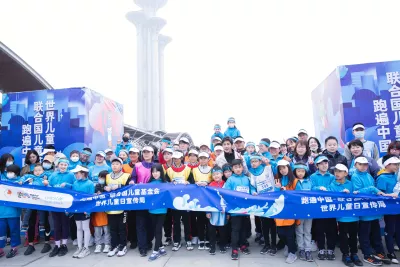 2020年11月15日，在北京奥林匹克森林公园，孩子们与联合国儿童基金会大使陈坤在“跑遍中国——联合国儿童基金会世界儿童日宣传周”启动仪式上合影。在11月20日世界儿童日来临之际，中国田径协会、“跑遍中国”组委会携手联合国儿童基金会推出“跑遍中国——联合国儿童基金会世界儿童日宣传周”，旨在倡导儿童权利。