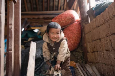 2018年，在云南省玉龙县，一名男童在家里。