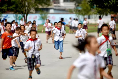 2013年，在云南省一所小学里，学生们在游戏中学习数学。