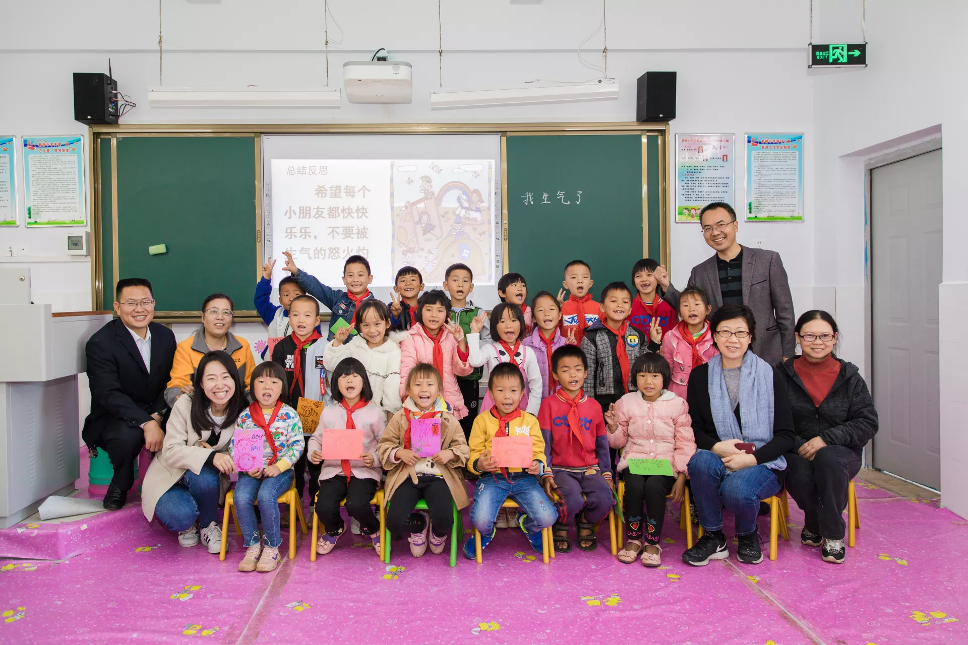 本文作者王超（前排左一）与项目学校的老师和孩子们合影。