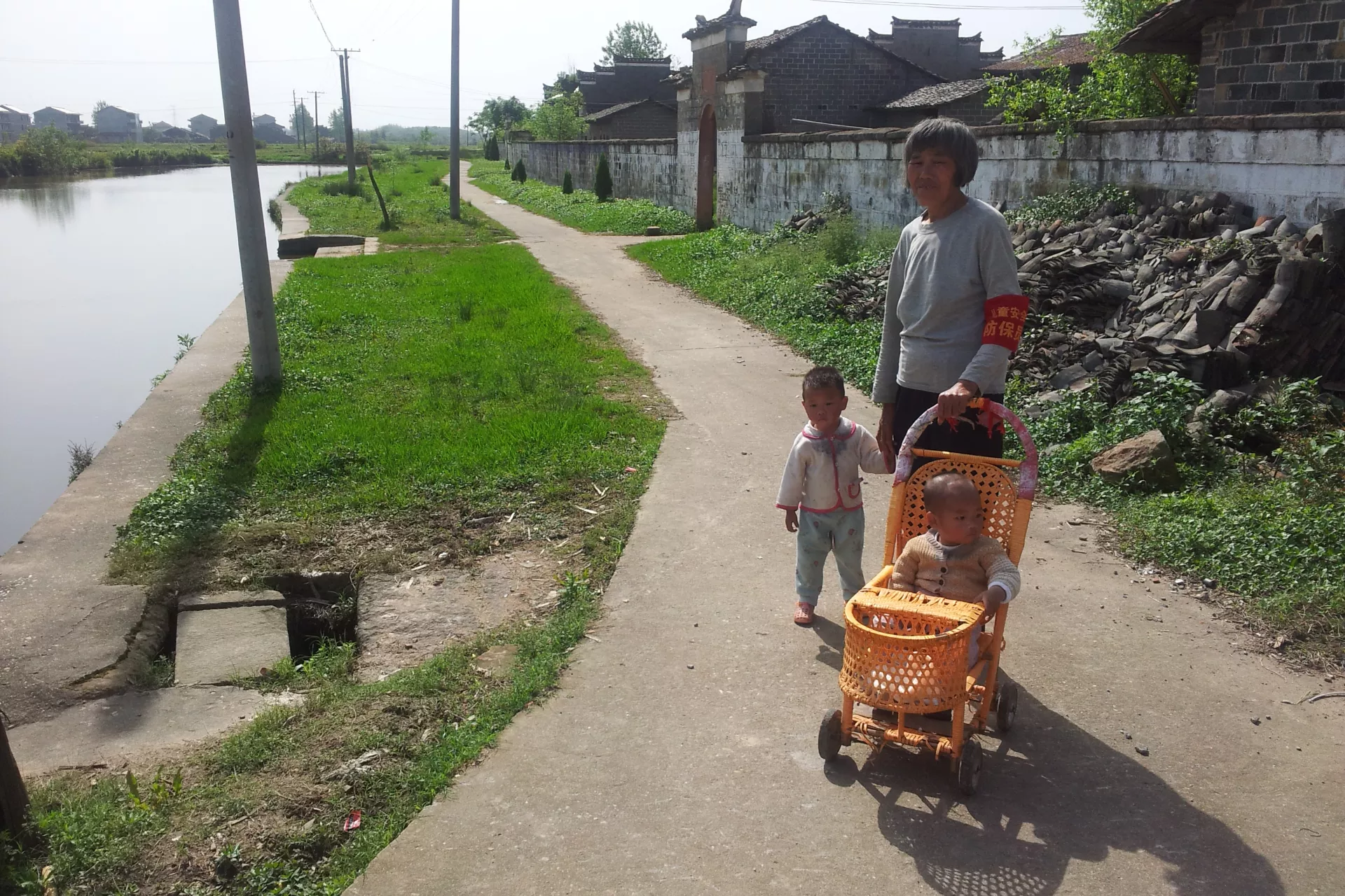 在江西省崇仁县的一个村庄，一名老奶奶看护着两名孙儿。