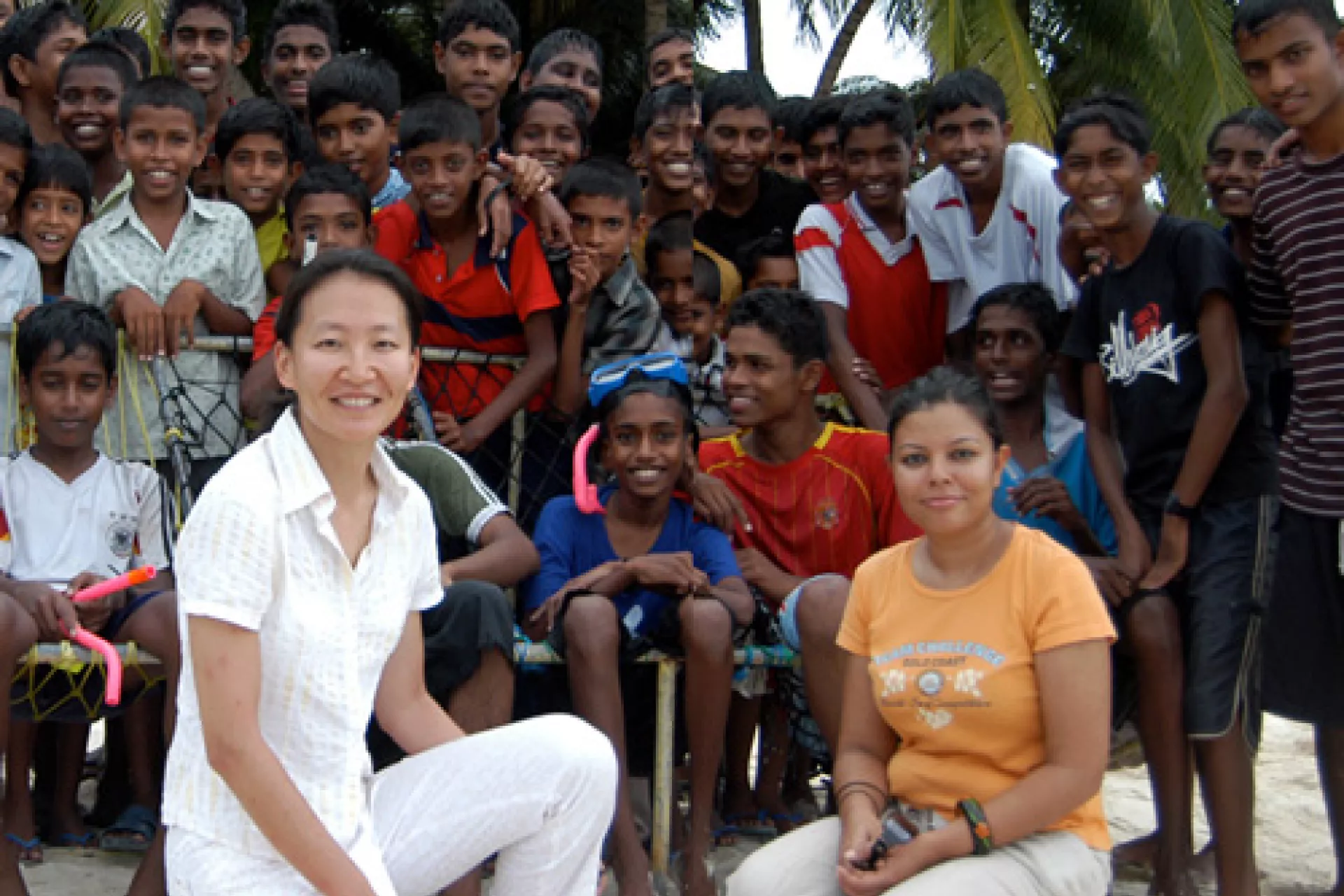 李焜在马尔代夫工作时，与当地儿童合影。