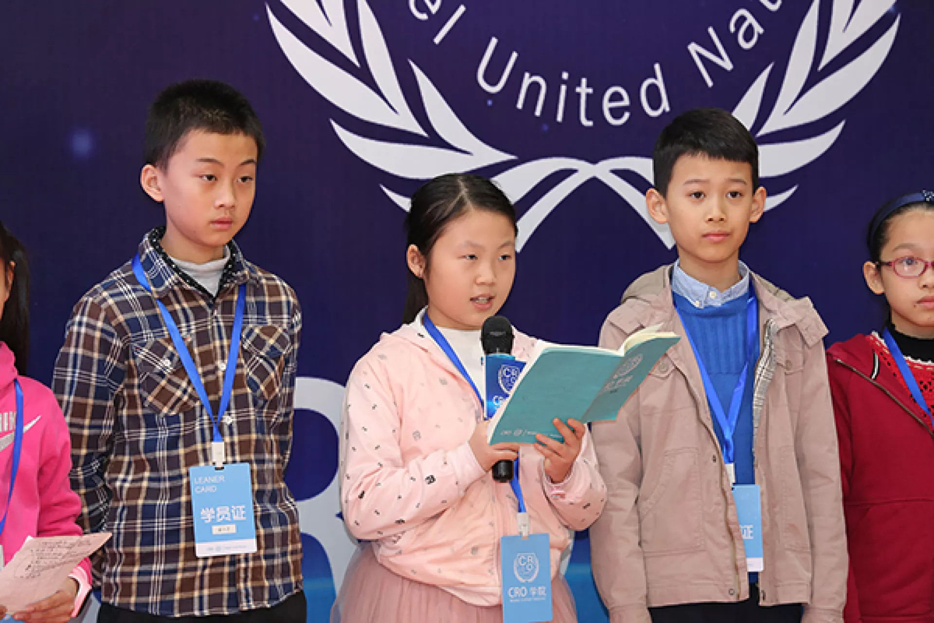 在广州举办的“模拟联合国儿童互联网大会”上，小研究员正在介绍自己的调研成果。